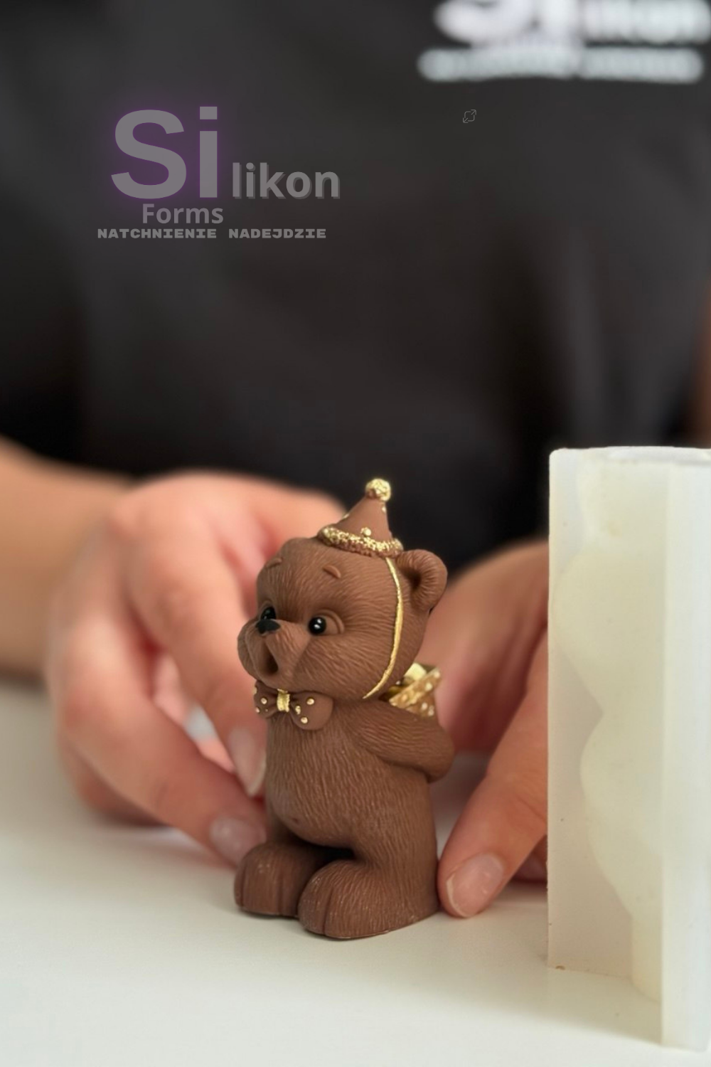 Niedźwiedź zdmuchuje świeczkę z prezentem