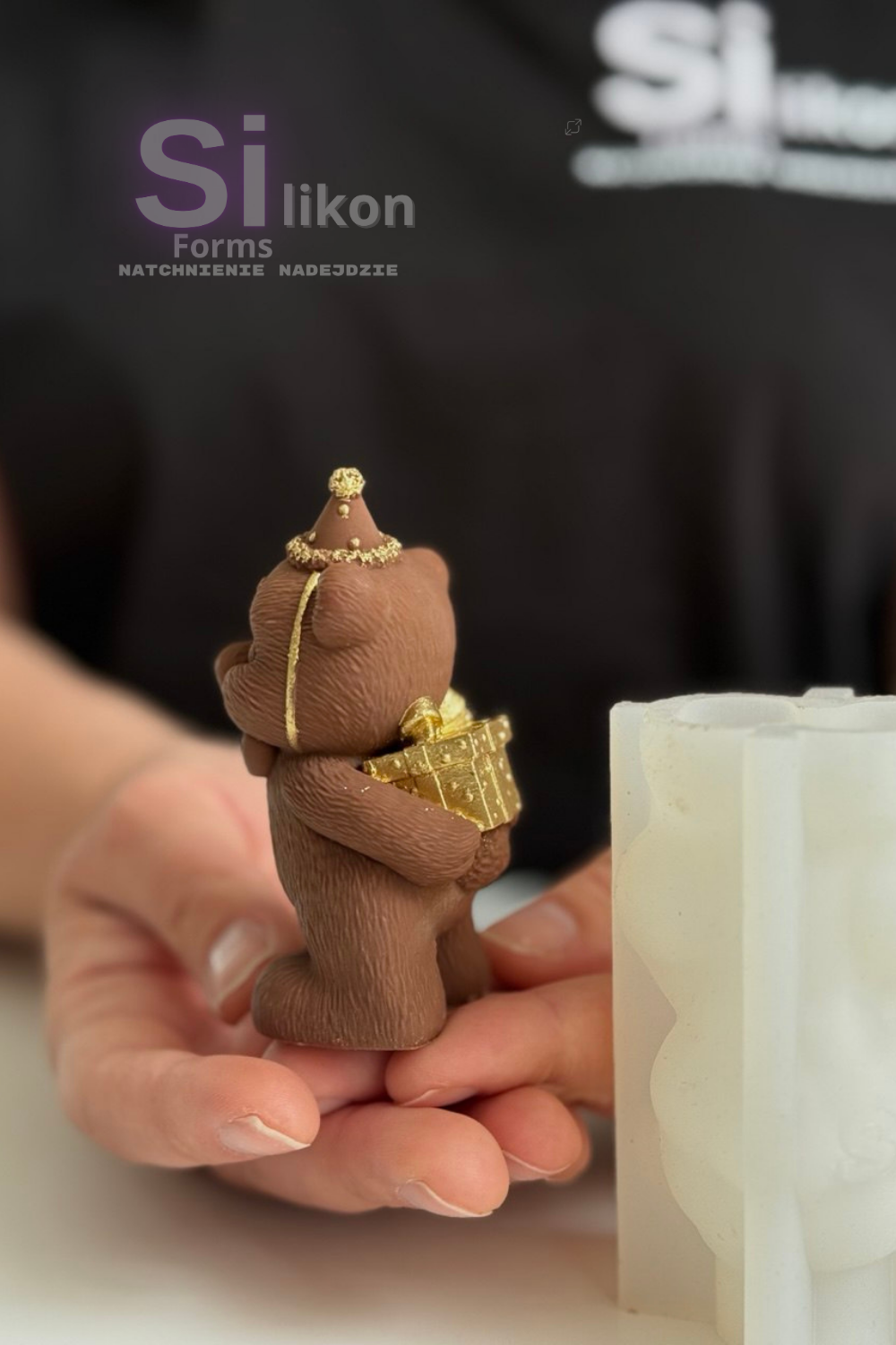 Niedźwiedź zdmuchuje świeczkę z prezentem