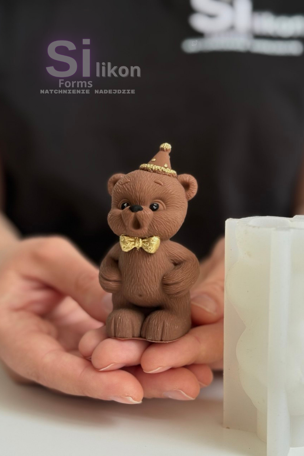 Niedźwiedź zdmuchuje świeczkę